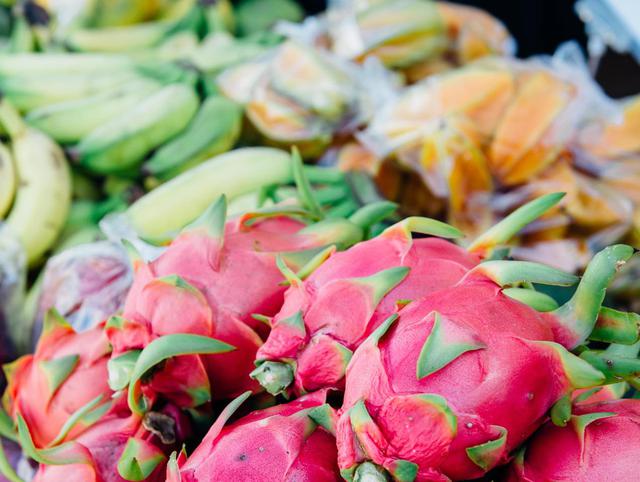 画像: 野菜や果物は基本的に日本へ持ち込めないので現地で食べましょう Photo: Zach Villanueva