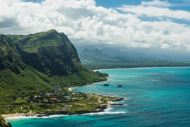 画像: 展望台からの海と山の絶景は迫力満点 (c) Shutterstock.com