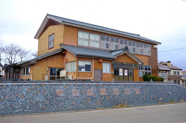 画像: 瓦テラスの目の前には「安田瓦協同組合」があり、無料で入れる瓦の野外展示があります。