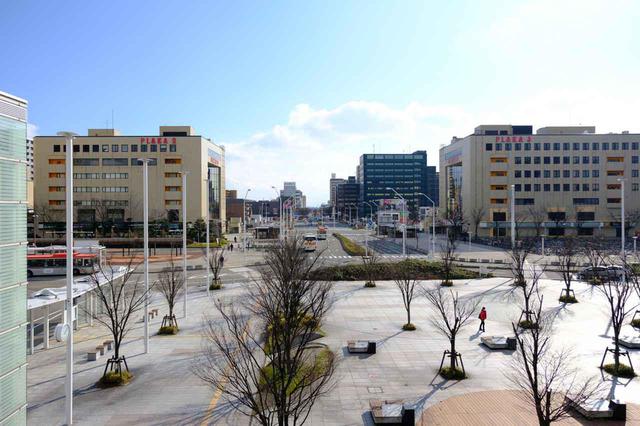画像: 新潟駅へ戻り、この日の宿「村杉温泉長生館」の無料送迎バスに乗ります。新潟駅南口のロータリーに迎えに来てくれます。