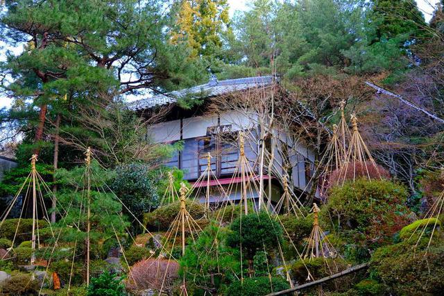 画像: 長生館の離れのひとつ「松濤亭」は明治期に建てられた純和風の建物。こちらは一棟貸切りで利用でき、しかも2階建という広さです。