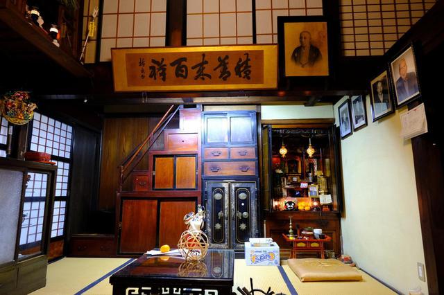 画像: 村上の街ではお店の奥の生活空間を開放し観光客に見せる「町屋見学」も行っています。昔ながらの意匠などはもちろん、村上の暮らし方や各家々に眠っていた村上の工芸品などを並べた部屋を見せてもらえるのです。