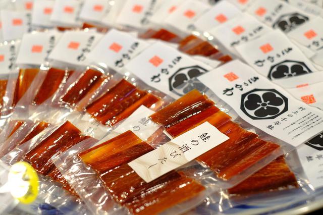 画像: 塩引き鮭は吊るして乾燥させます。一気に乾燥させて“干物”にするわけではありません。程よい湿気を含んだ冷たい風が吹く村上では、ゆっくりじっくり乾くのと同時に熟成が進み、旨味を増やしていきます。