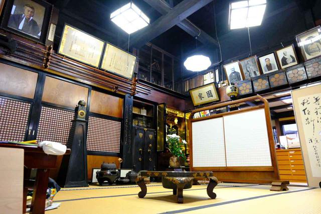 画像: お客さんを迎え入れる部屋を「茶の間」と呼び、高い吹き抜けや箱階段、囲炉裏、仏壇や神棚などが置かれています。仏壇や神棚が一番店の近くにあるのは、村上の町屋同士はほとんど隙間がないほどに接しているので、火事になった時にすぐに持って出られるようにとのことでした。