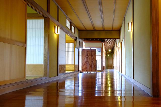 画像: つやつやの廊下。こちらは主に客人を迎えるために使われていた建物で、元の家はこの5倍くらいあったとか。