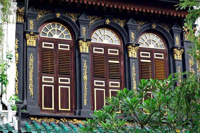 画像: 瀟洒な建物が並ぶ閑静な住宅街。美しく細かな意匠にも注目 Shutterstock.com