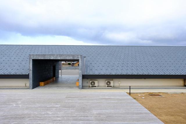 画像: 圧巻なのは建物裏側。傾斜をつけて瓦をより近くで見られるようになっています。屋根を真横から見る経験ってあまりないので、不思議な感覚になります。
