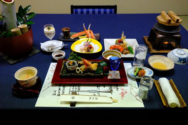 画像: 日本を代表する有名料亭で修業した料理長が作る会席料理。新潟の新鮮な魚介類やのどぐろ、和牛、ずわい蟹などを入れ込んだ豪華な料理でした。