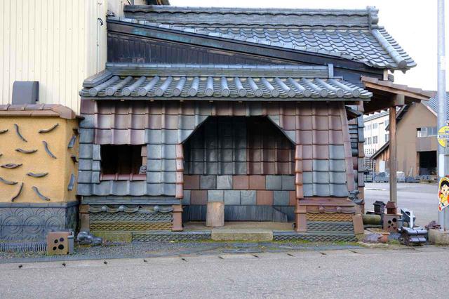 画像: 丸三安田瓦工業の前にある、瓦でできた珍しいバス停。安田瓦の鉄色瓦と赤瓦を組み合わせて工夫がなされています。