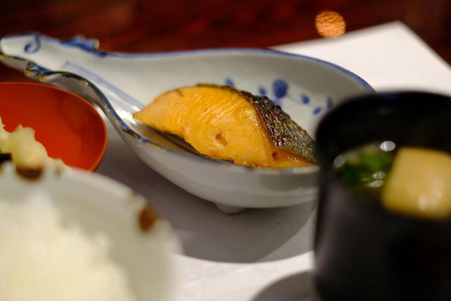 画像: “白いごはんと鮭”という極めてシンプルな食事だけれど、至高の味です。塩引き鮭からは天然の熟成発酵の旨味を感じられ、お米の美味しさも素晴らしく、越後の食の底力を存分に味わえるランチでした。