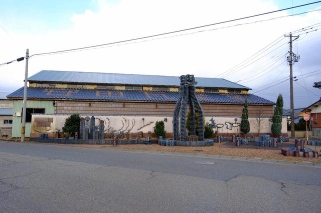 画像: 瓦の産地でもある安田地区。やすだ瓦ロードには瓦工場が並ぶ傍らに様々な瓦アートが展示されています。