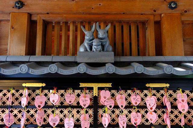 画像: ハートの絵馬をくくる絵馬掛けの上にはかわいいうさぎの家族がいます。縁結び、家庭円満を祈願して記念に撮影をして帰る人の姿をよく見ました。