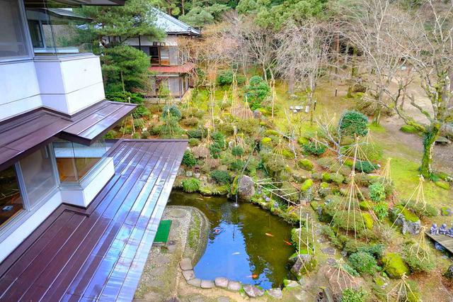 画像: 長生館にある23部屋と離れの2つは全て庭に面しており、四季折々の和風庭園を楽しむことができるようになっています。