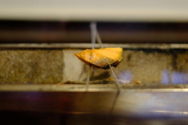 画像: 最後には土鍋ごはんと新多久特製の塩引き鮭。目の前でじっくりと焼かれていきます。