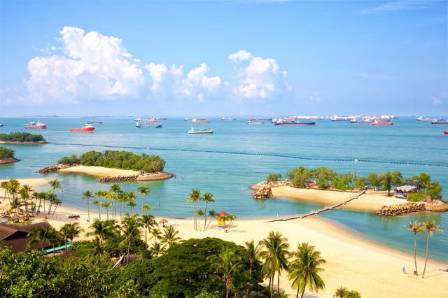 画像: セントーサ島のシロソ・ビーチは白砂がきれい Shutterstock.com