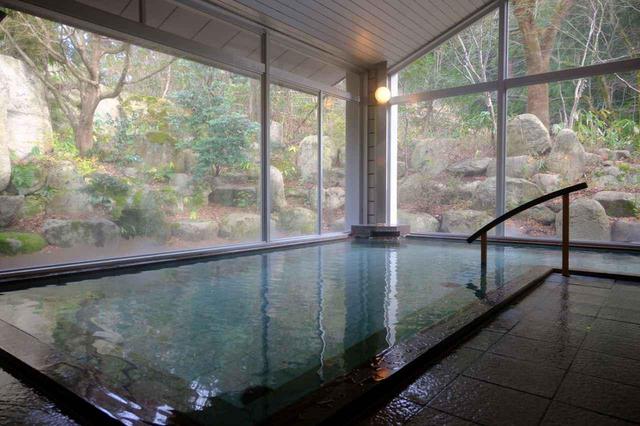 画像: 長生館のお風呂。開湯700年の歴史ある村杉温泉のお湯。無色透明、無臭なので入っている時は普通のお湯のように感じるのですが、上がった後にはじんわりと温まり、翌朝の体調が整う気がしました。