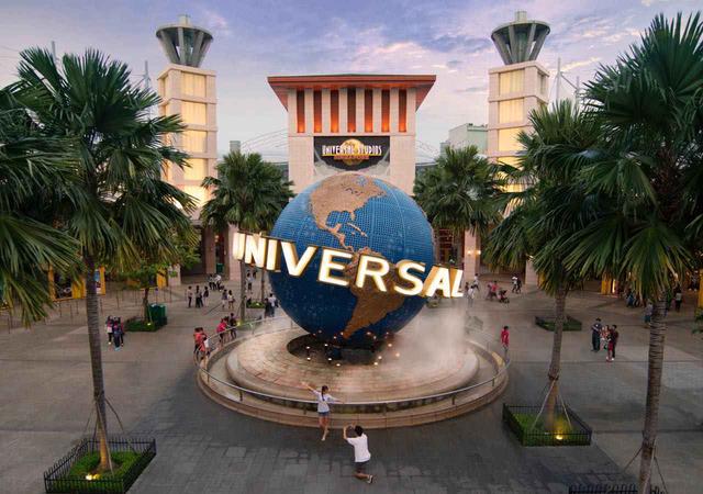 画像: ユニバーサル・スタジオ・シンガポールのエントランスは定番の撮影スポット UNIVERSAL STUDIOS, UNIVERSAL STUDIOS SINGAPORE, Universal Globe logo, and all Universal elements and related indicia & (c) 2020 Universal Studios. All Rights Reserved.