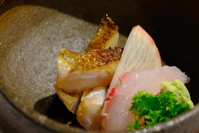 画像: 鯛の昆布締めといしもちの炙り。お刺身はその日の魚の状態によって切り方を変えるそう。