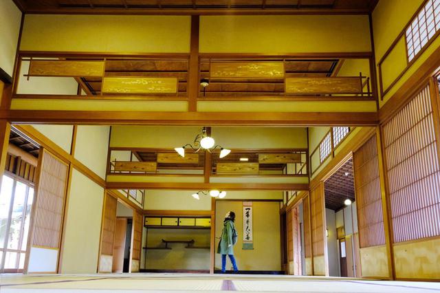 画像: 3つの間がつながりながら奥に行くほど格式が高くなる「奥座敷」。今では手に入らないような高級な木材が使われていて、格調高い空間です。