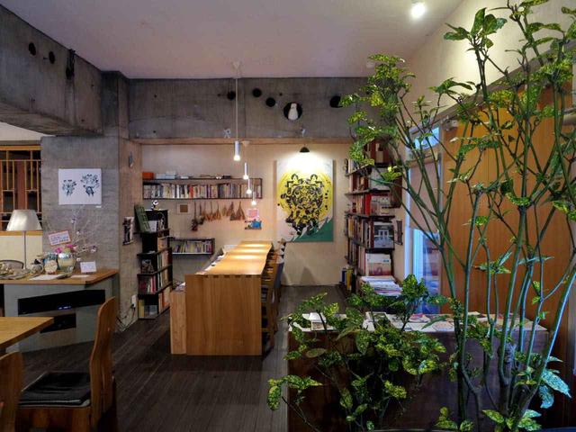 画像: 店内ではマスターが好きなジャズが多く流れる