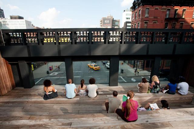 画像: 10番街を眺める展望スペースに腰かけてゆっくり休憩する人も多い (c) Will Steacy/ NYC & Company