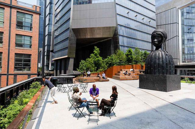 画像: 散歩路に現れるパブリックアートや道沿いの建築を眺めながら歩きましょう (c) Liz Ligon