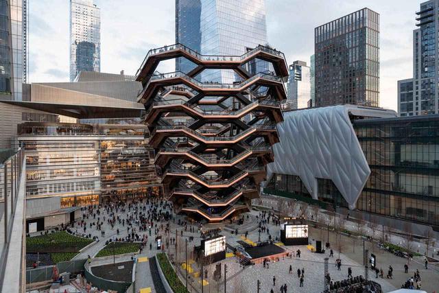 画像: 写真中央に建つ強烈なインパクトの建物がハドソン・ヤード・ベッセル (c) TIM SCHENCK