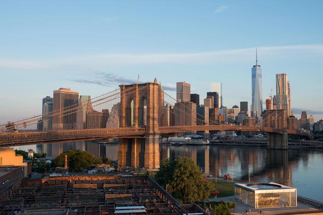 画像: ロウアー・マンハッタンとブルックリンのダンボ地区を結びます (c) Julienne Schaer/NYC & Company