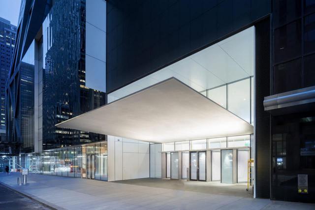 画像: 新しくキャノピーが加わったエントランス Exterior view of The Museum of Modern Art, 53rd Street Entrance Canopy The Museum of Modern Art Renovation and Expansion Designed by Diller Scofidio + Renfro in collaboration with Gensler Photography by Iwan Baan, Courtesy of MoMA