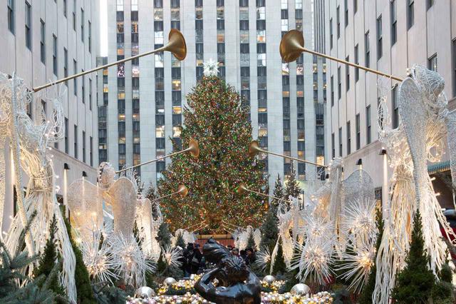 画像: このビルのクリスマスツリーはニューヨークの冬の風物詩 (c) NYC & Company