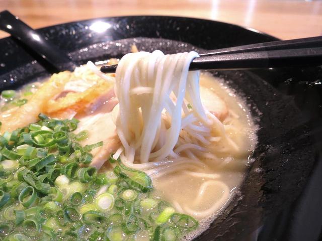 画像: 同じ山口県の宇部にある製麺所からの特注ストレート麺。するりとしたのど越し