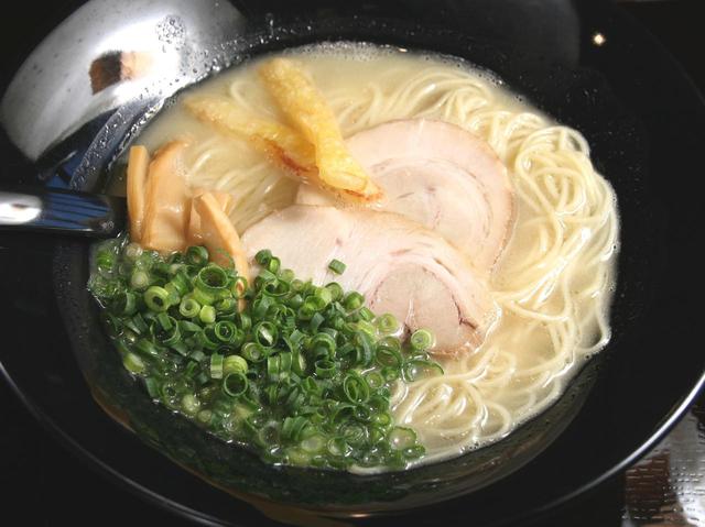 画像: 「仙崎らーめん鶏白湯」。優しい鶏白湯スープには魚介ダシと米粉も溶けこんでいる