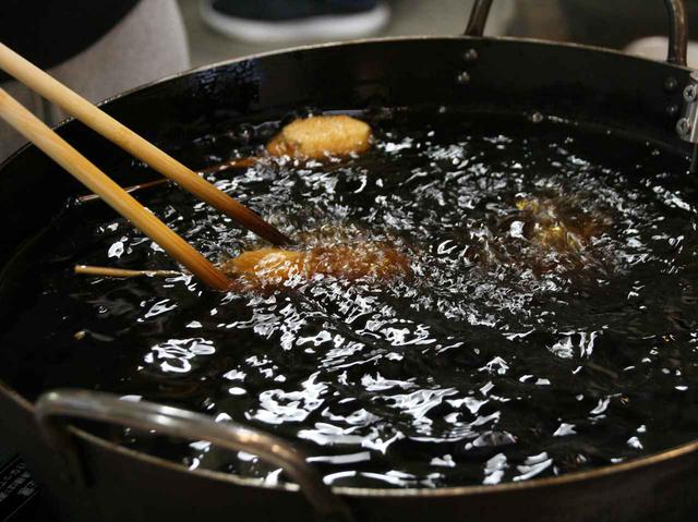 画像: 鉄鍋でラード100%で揚げていく。均等に衣をつけ、均等に揚げるのが実は難しい