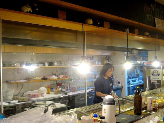 画像: 天井の高い、清潔感ただよう店内。女性のみのスタッフで切り盛りしている