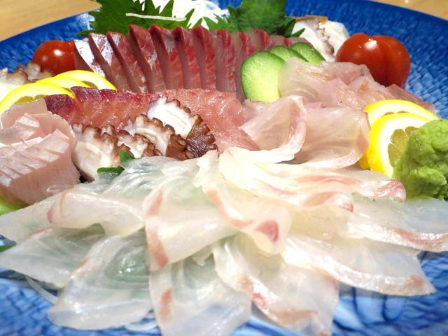 画像: お刺身盛り合わせ。地元の仙崎漁港などで採れた魚のお刺身。鮮度抜群。(ないことも)