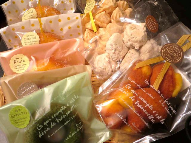 画像: プレーンやチョコレートなど数種類の焼ドーナツ、その他の焼き菓子なども販売している