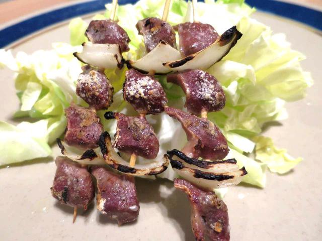 画像: 砂ずり。コリコリとした食感がいい。玉ねぎを挟むのも長門スタイル