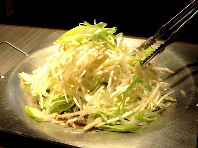 画像: とんちゃん鍋専用の鍋で牛ホルモンや野菜を炊く。卓上で完成するので、出来立てが