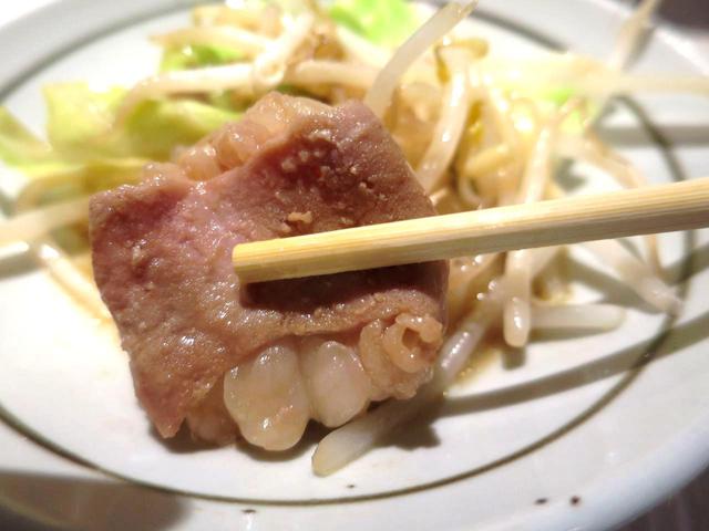 画像: 熱々の牛ホルモンや野菜は格別。特製のまろやかな甘さとピリ辛テイストのタレもいい