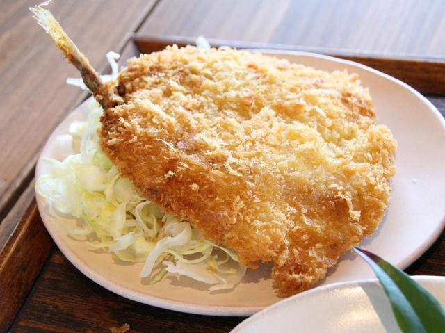 画像: 肉厚のアジを焙炒式のパン粉をつけてふんわりフライに。お子さまにも大人気