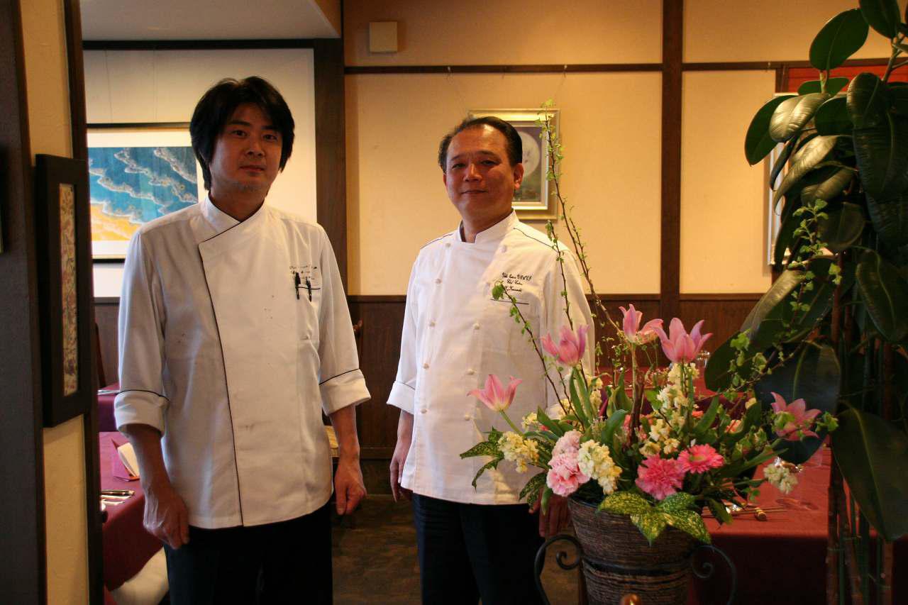 画像: オーナーシェフの金刺一成氏(右)と、料理長の村松圭二郎氏(左)