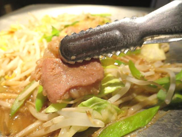 画像: とんちゃん鍋。ぐつぐつ炊かれ、熱々で牛ホルモンと野菜、特製タレの旨みが味わえる