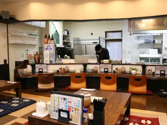 画像: カウンター&お座敷の店内で、福岡で修業を積んだ新本浩盛さんの腕が光る