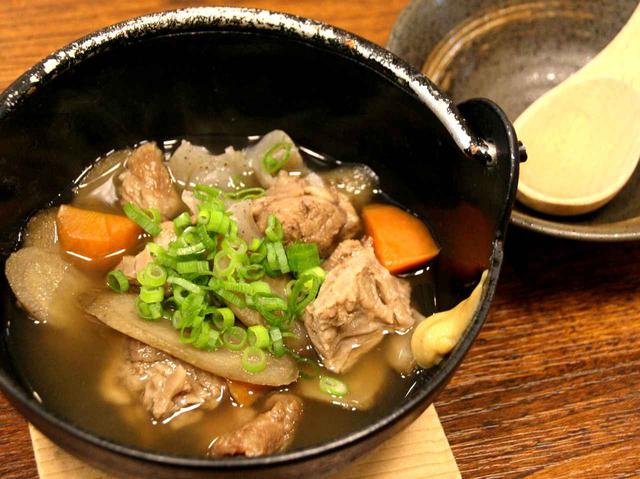 画像: 牛すじ煮込み。ダシの旨みが全面に出た煮込み。こちらも看板商品のひとつだ
