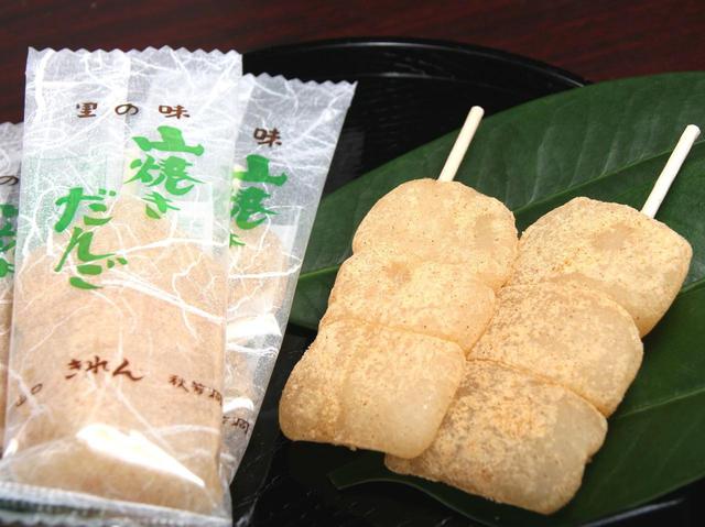 画像: やわらかいお餅に香ばしい香りのきな粉をまぶした串型のお菓子。老若男女問わず人気