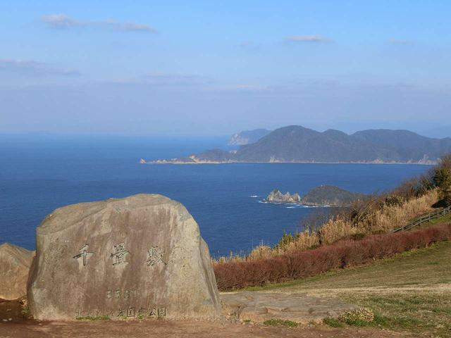 画像: 日本海の壮大なスケール感ただよう海や、青い空、草原の雰囲気に包まれた1軒