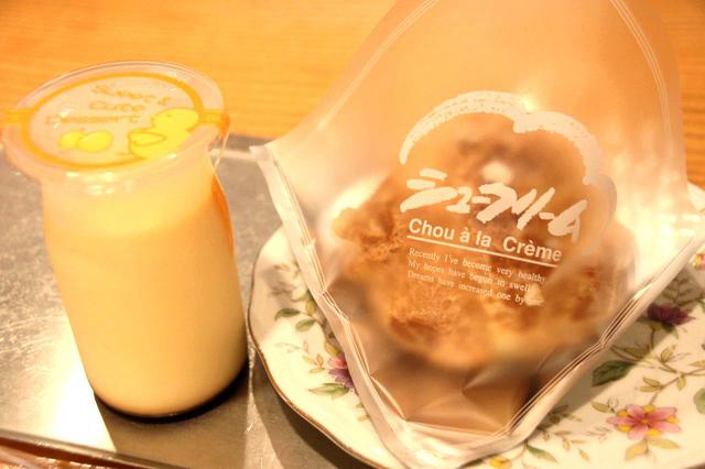 画像: 大評判のプリンとシュークリーム。イートインスペースも少しあり