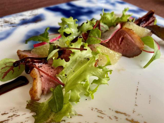 画像: 料理の一例。鴨胸肉を用いた一品