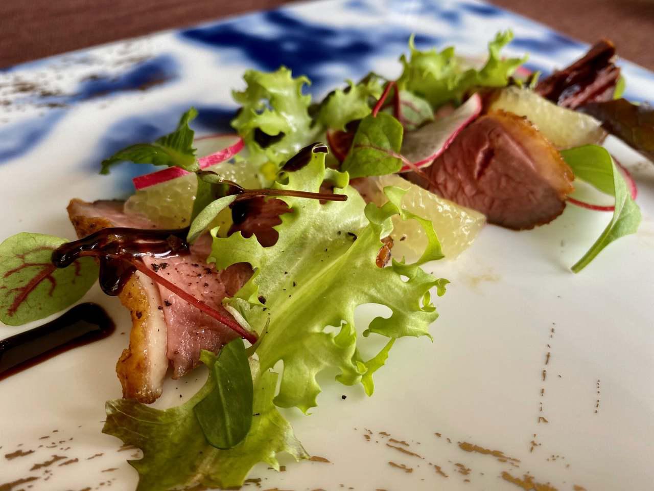 画像: 料理の一例。鴨胸肉を用いた一品