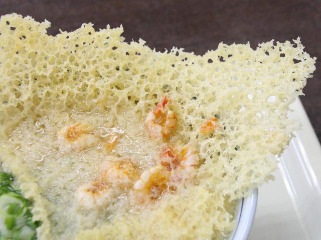 画像: パリパリ食感と、ツユを含んだふっくら食感の双方が楽しめる。海老も良いアクセントに